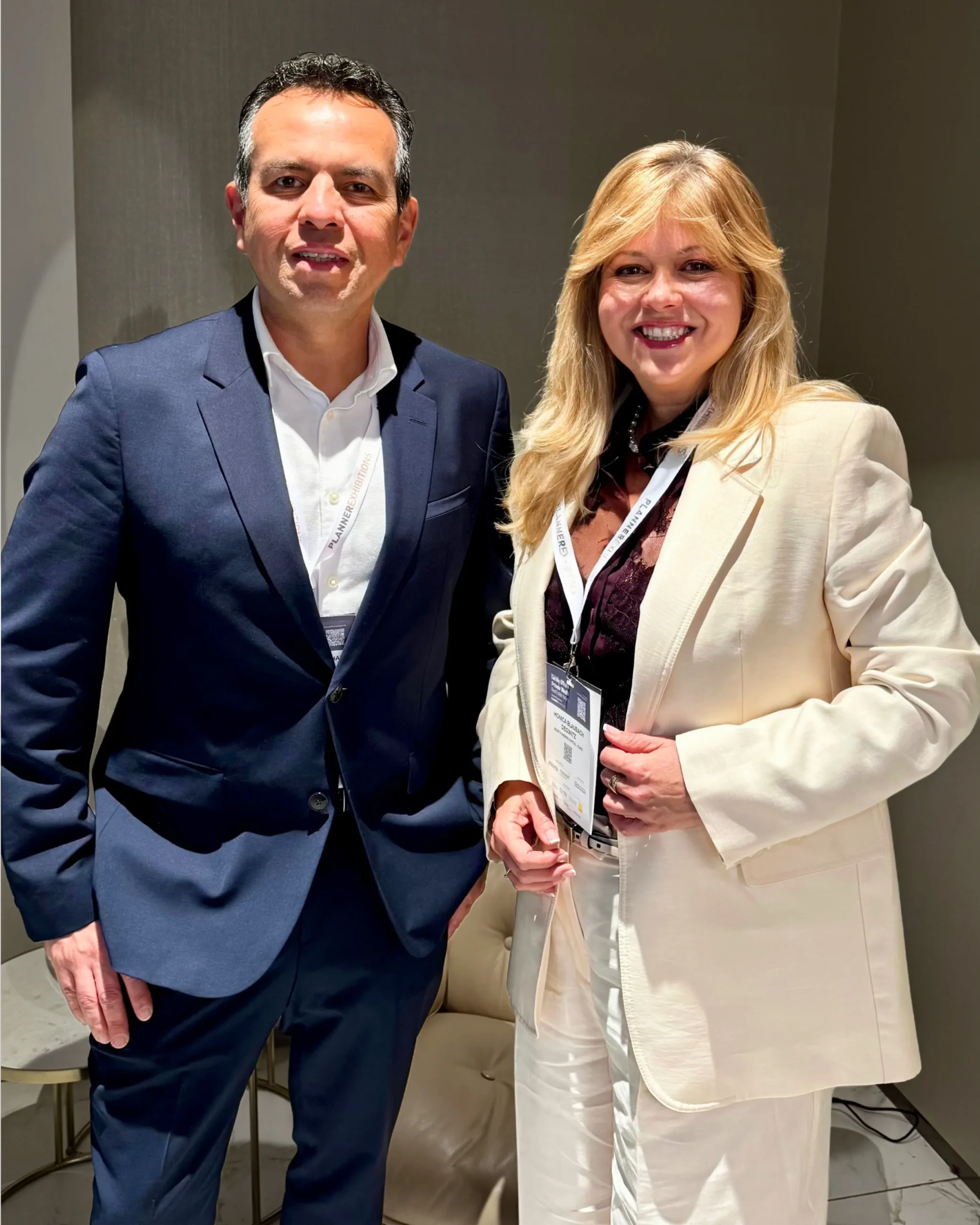 Mónica Blaubach Degwitz junto a Leonard Chinchay, socio comercial estratégico, durante el Family Office & Private Wealth Real Estate Forum en Madrid.