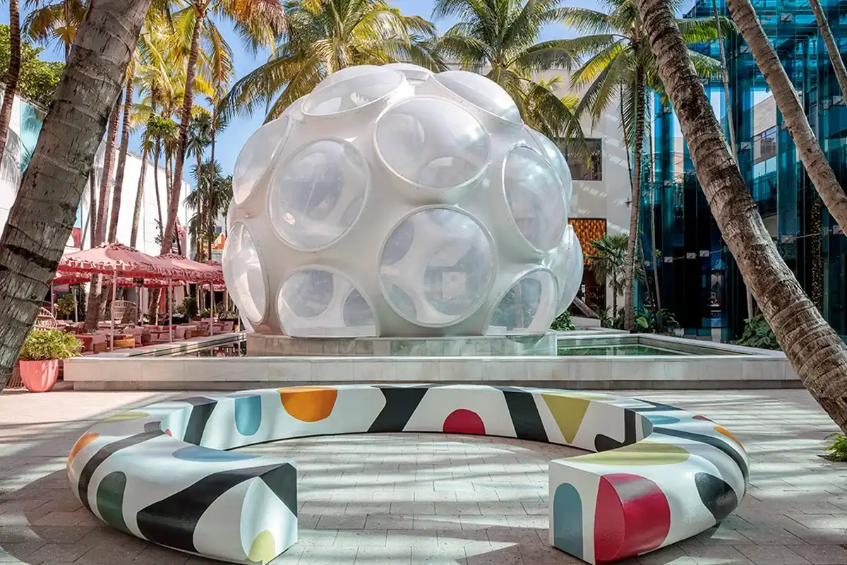 Calles del Design District con esculturas y arquitectura contemporánea