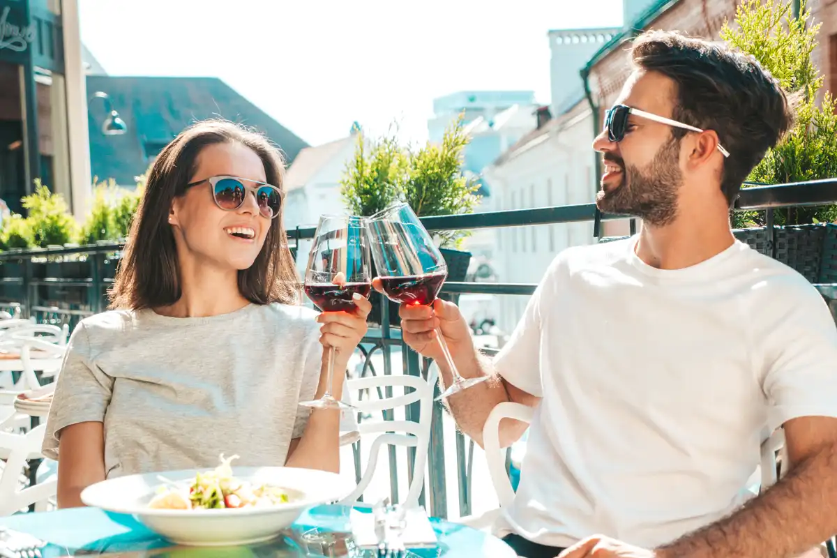 Cena en una terraza elegante