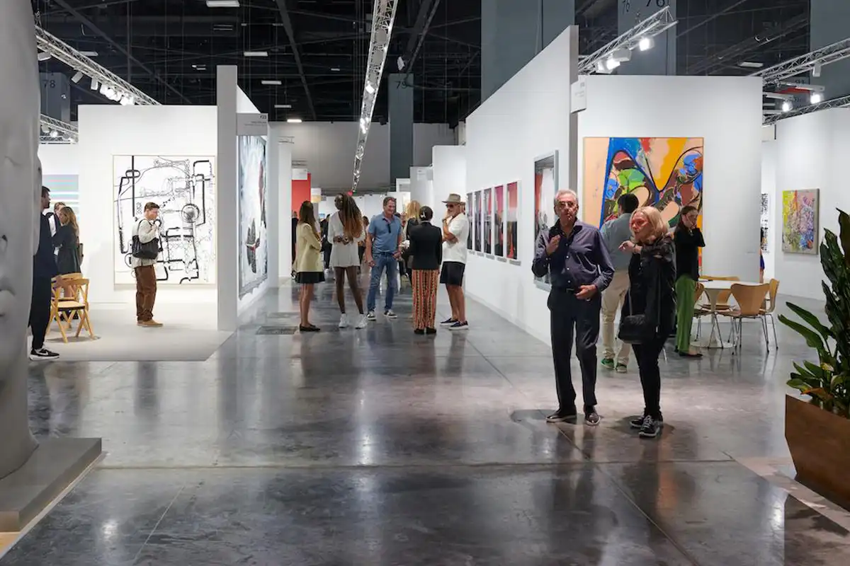 Coleccionistas conversando en una galería