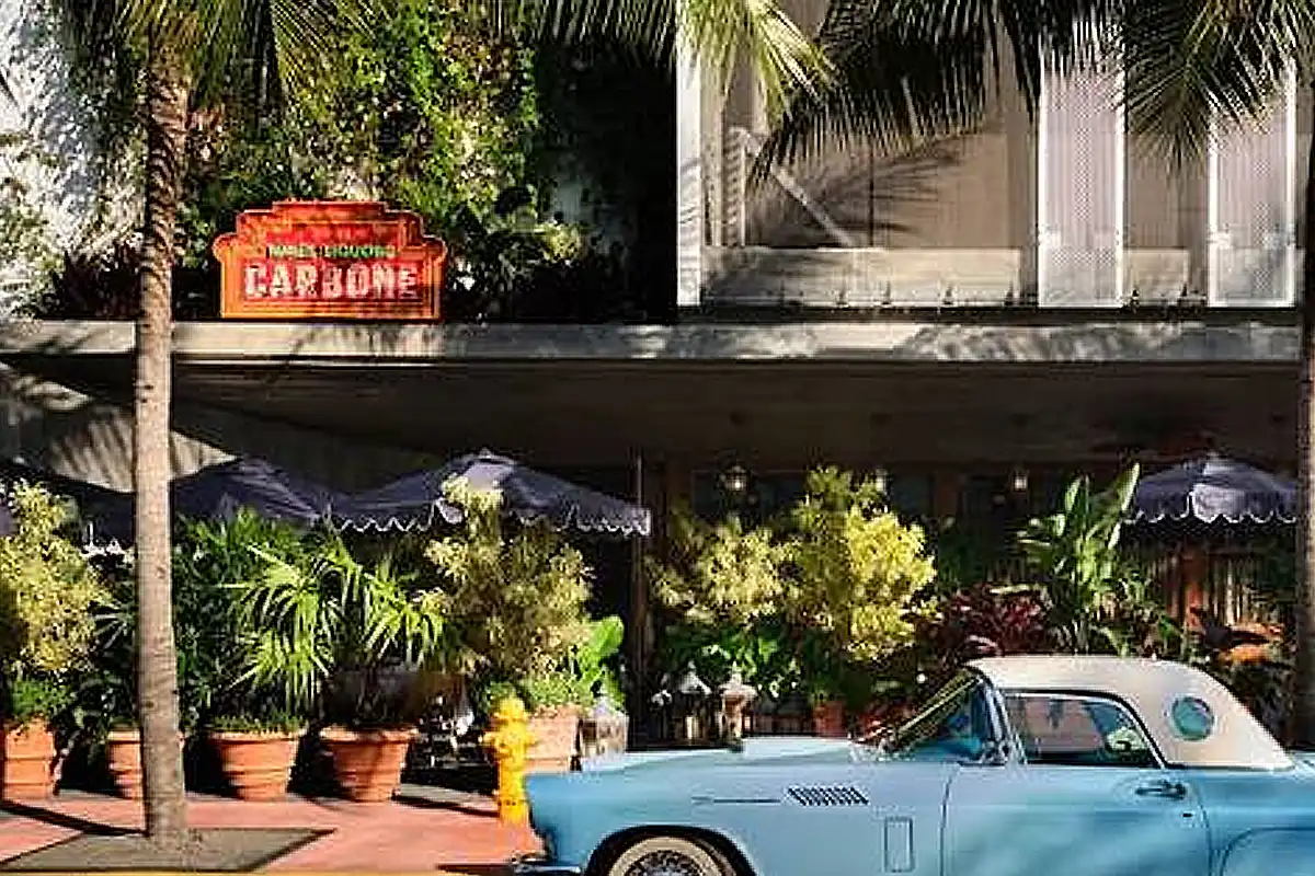 Fachada de Carbone