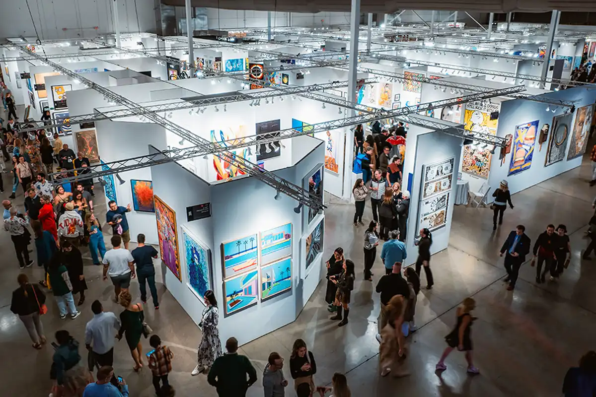 Visitantes recorriendo los pabellones de Art Basel