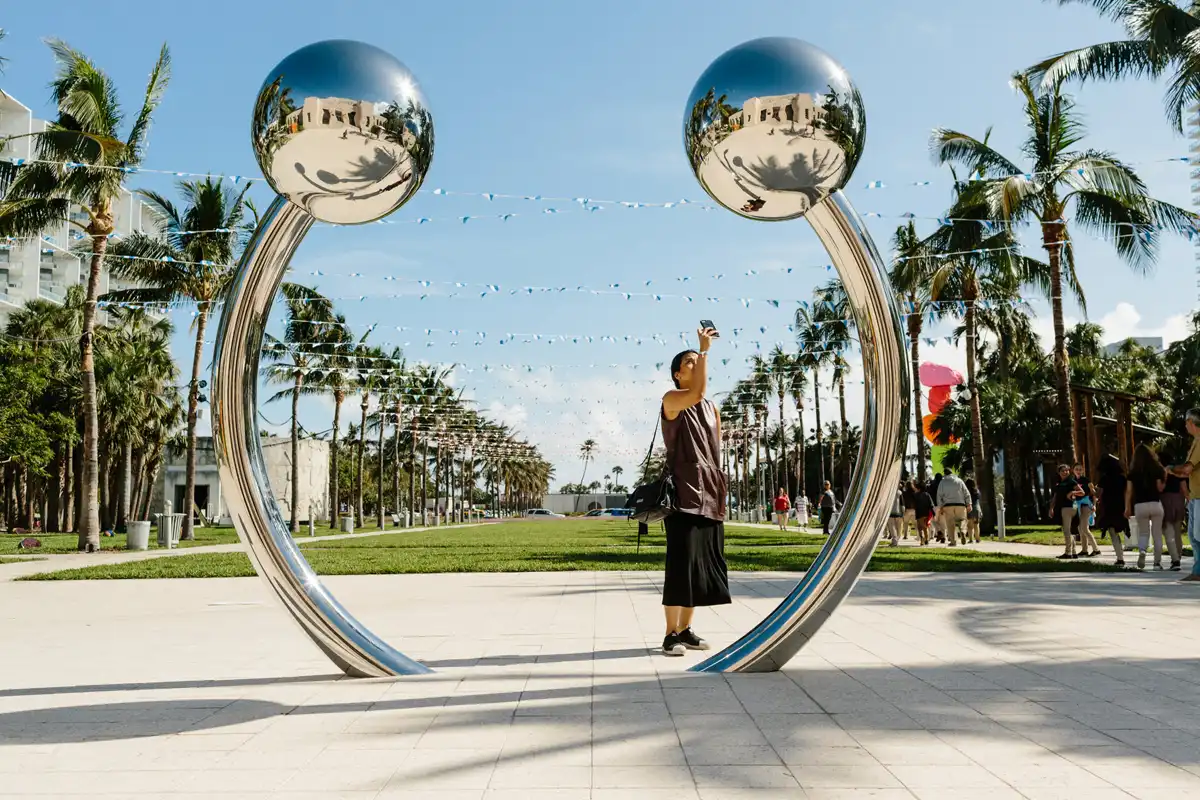 Design District con esculturas y arquitectura contemporánea