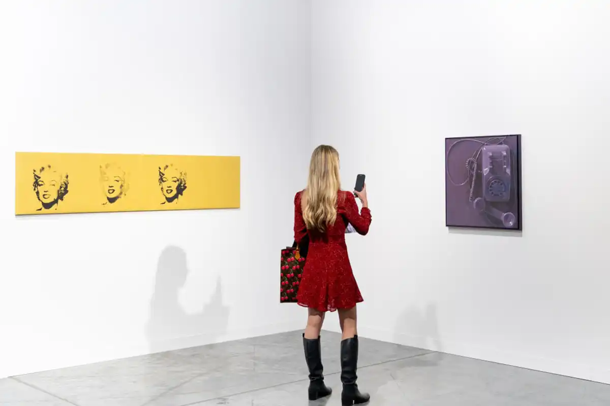 Interior de una galería con visitantes internacionales