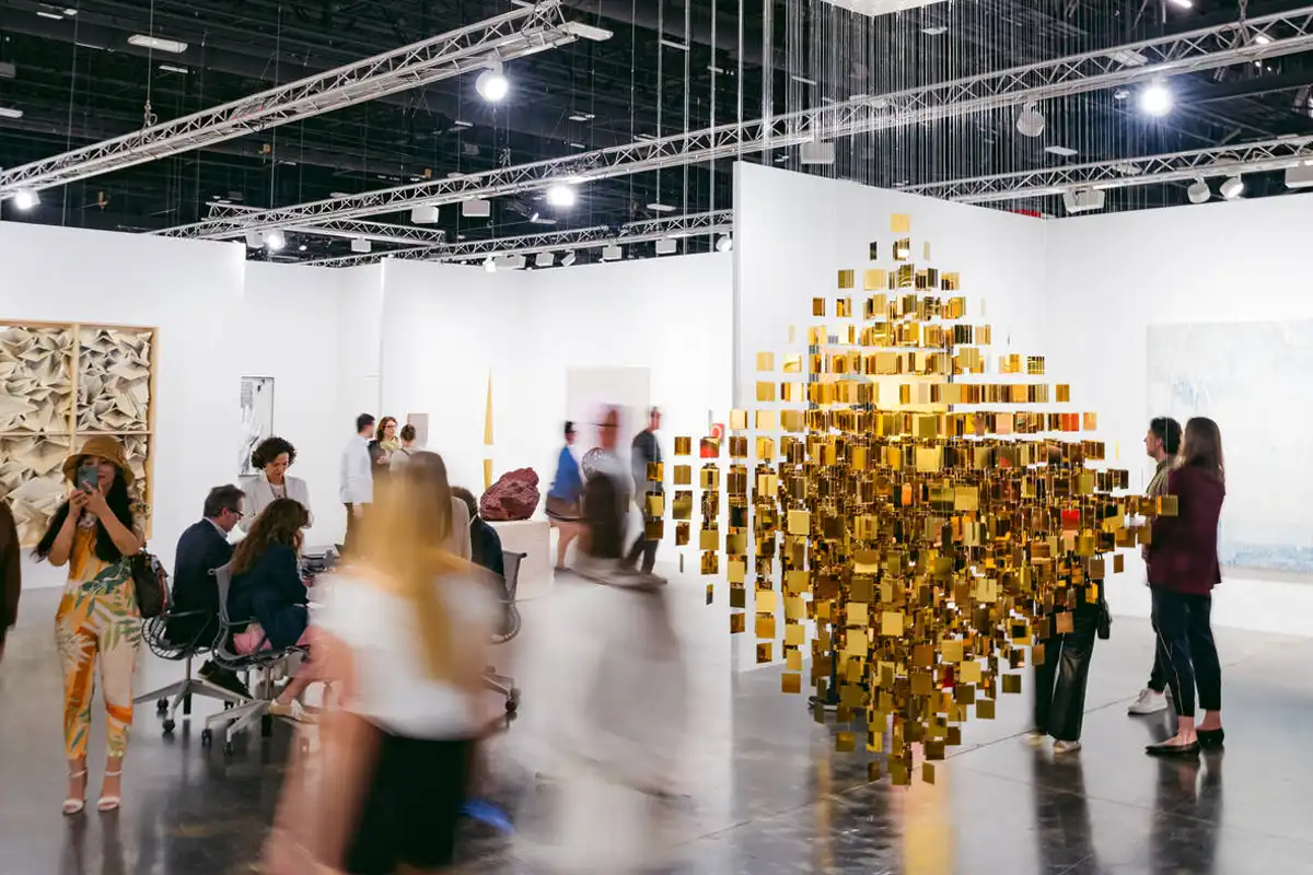 Personas recorriendo una galería con arquitectura minimalista