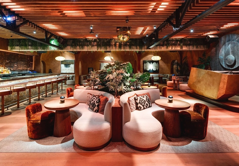 Comedor interior de diseño contemporáneo y ambiente sofisticado en Miami Beach