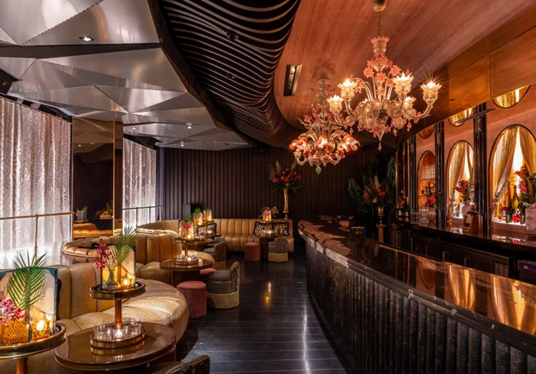 Restaurante de lujo con iluminación cálida e íntima para cenas en Miami
