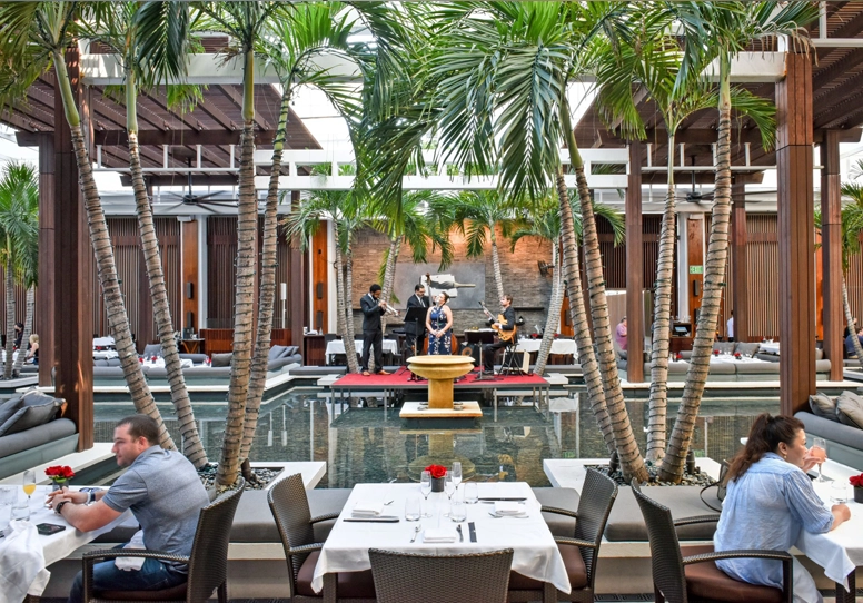 Elegante restaurante con terraza al aire libre en South Beach, Miami