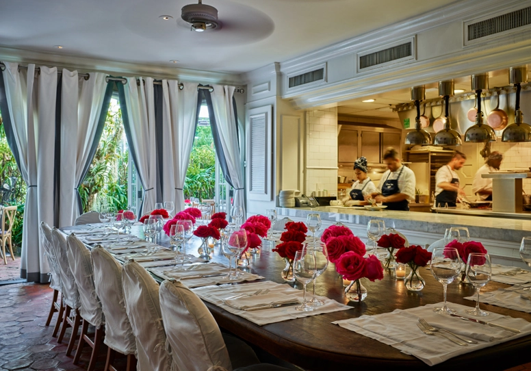 Bar y restaurante con vistas panorámicas a la ciudad de Miami desde una azotea