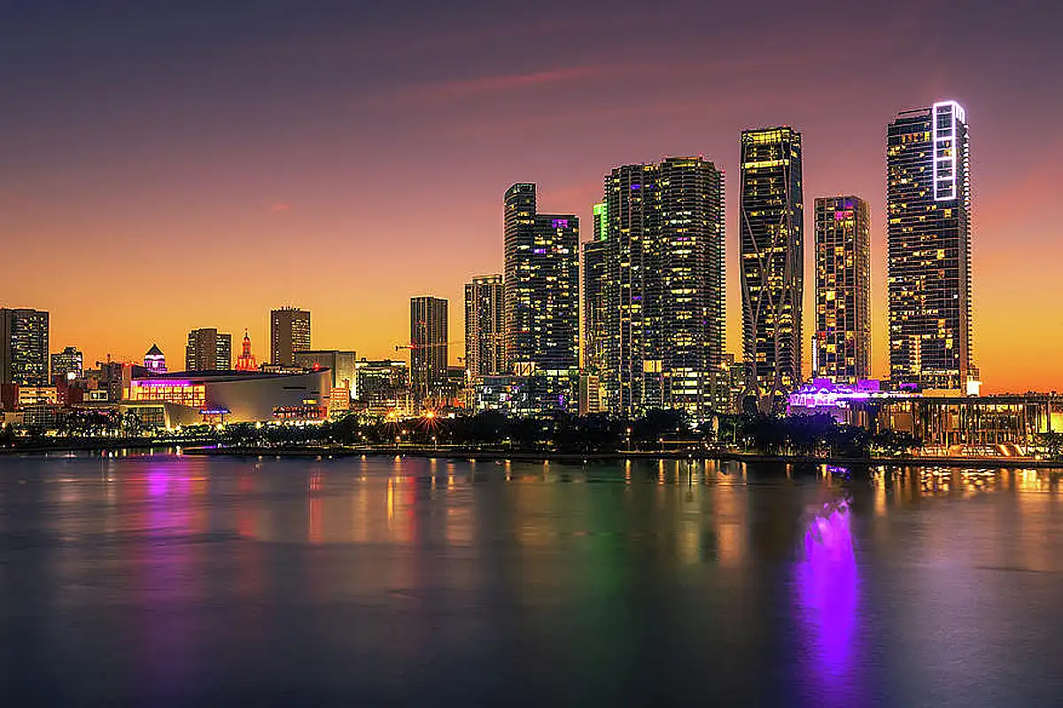 Skyline de Miami al atardecer con Miami Beach, Biscayne Bay y Brickell