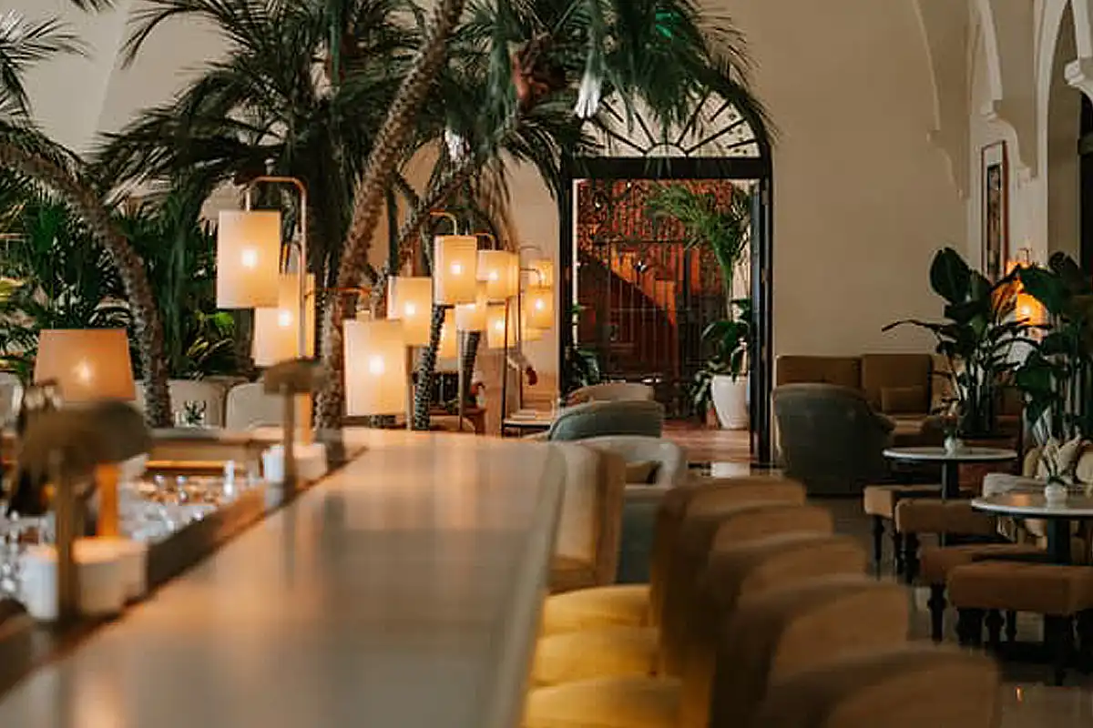 Terraza de un hotel de lujo con ambiente elegante