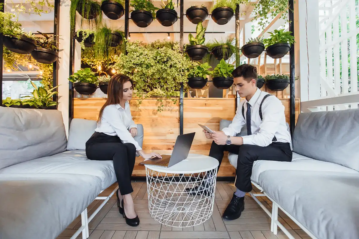 Terraza elegante con networking al atardecer