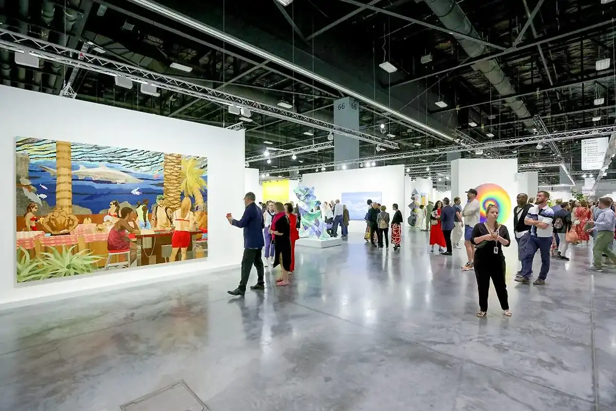 Galería de arte contemporáneo con visitantes