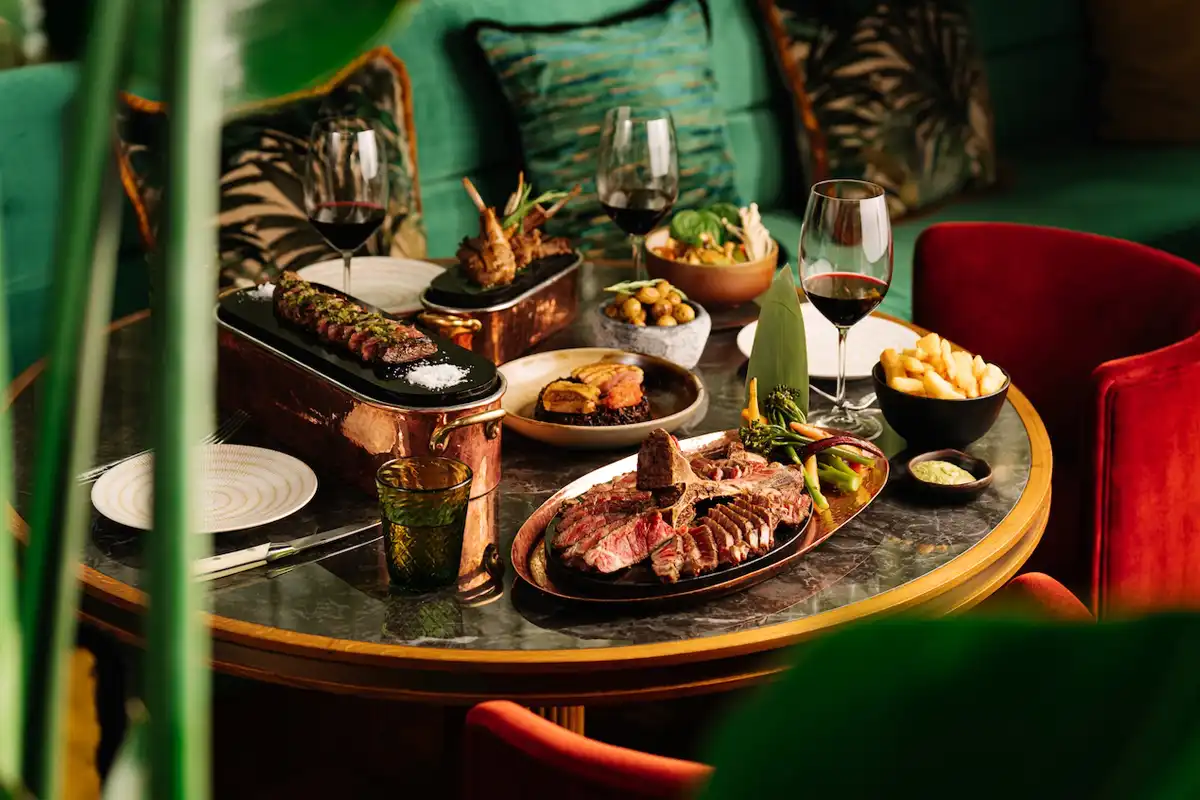 Mesa de restaurante con ambiente sofisticado