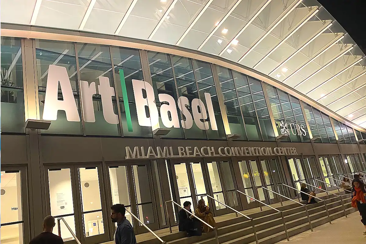 Vista exterior del Miami Beach Convention Center durante Art Basel